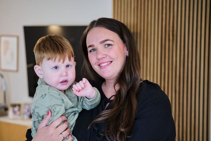 Herdís Sveinbjörnsdóttir og Sveinbjörn sonur hennar. Hann er þriggja og hálfs árs. 