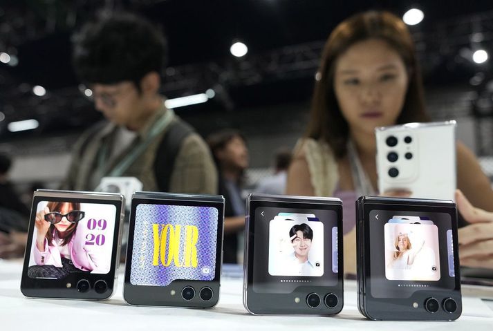 Samsung Galaxy Z Flip 5 eru annar símanna sem opinberaðir voru í dag.