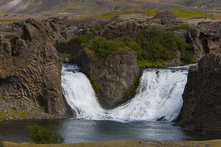 Unnið er að því að halda fólki á stígnum.