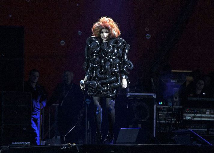 Uppblásnir ormar
Björk fékk misjafna dóma fyrir frammistöðu sína á Hróarskeldu. Sumir áttu vart orð til að lýsa hrifningunni, en aðrir voru ekki eins ánægðir. Kjóllinn var allavega góður.
Nordicphotos/Getty