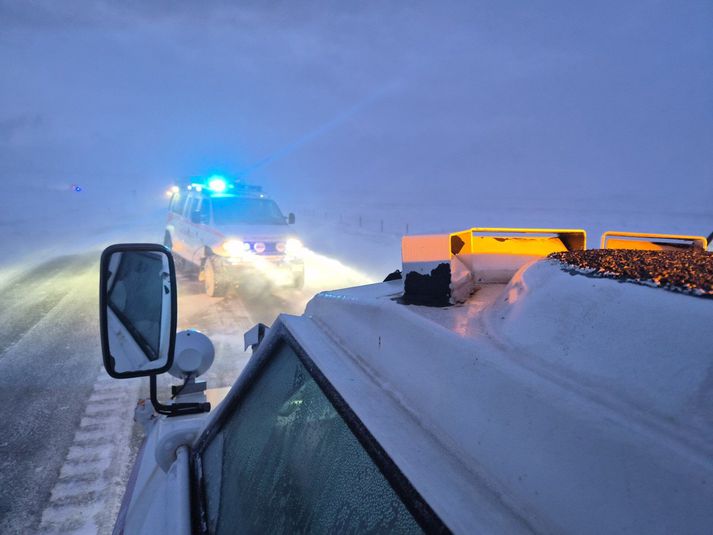 Á myndinni sjást tæki frá Björgunarfélagi Akraness í blindbylnum sem gekk yfir í gær. 