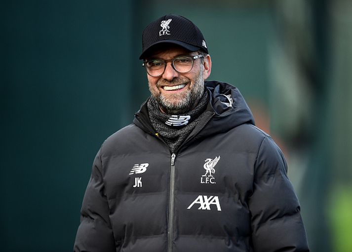 Klopp glaðbeittur á æfingu Liverpool í gær.