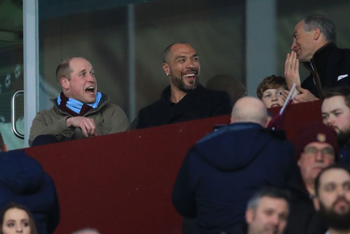 Vilhjálms prins er harður stuðningsmaður Aston Villa og greinilega mjög góður vinur Norðmannsins John Carew,