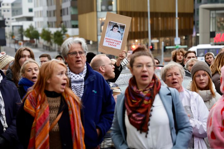 Mótmælendur syngja hátt fyrir utan fund ríkisstjórnarinnar. Þau syngja Myndina hennar Lísu, Vikivaka, Smávini fagra og fleiri lög. 