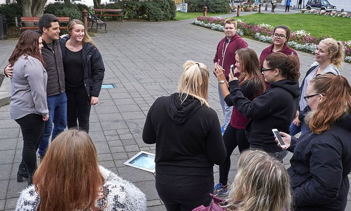 James á fjölmarga aðdáendur á Íslandi. "Það kom mér mikið á óvart að sjá hversu margir fylgjast með þáttunum á Íslandi. Ég heyrði reglulega "Chris - James“, en þótti það bara gaman.“