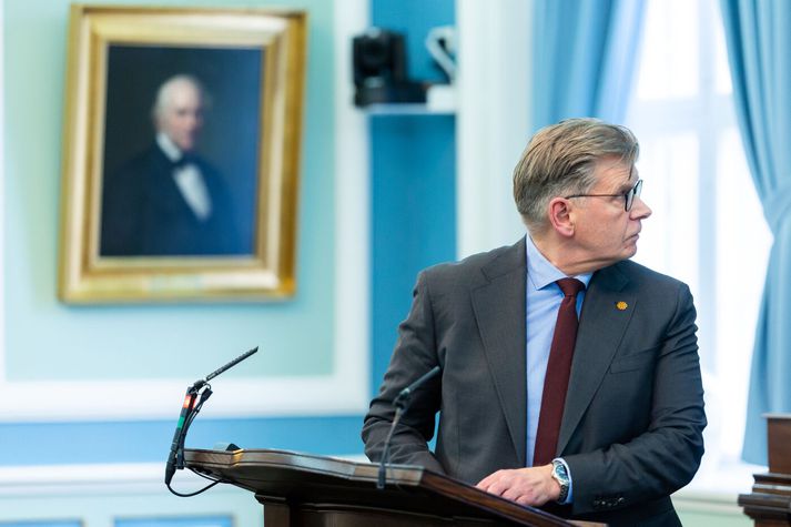 Grímur Grímsson lítur á forseta Alþingis. Hann mun senn taka sæti við borð hans.