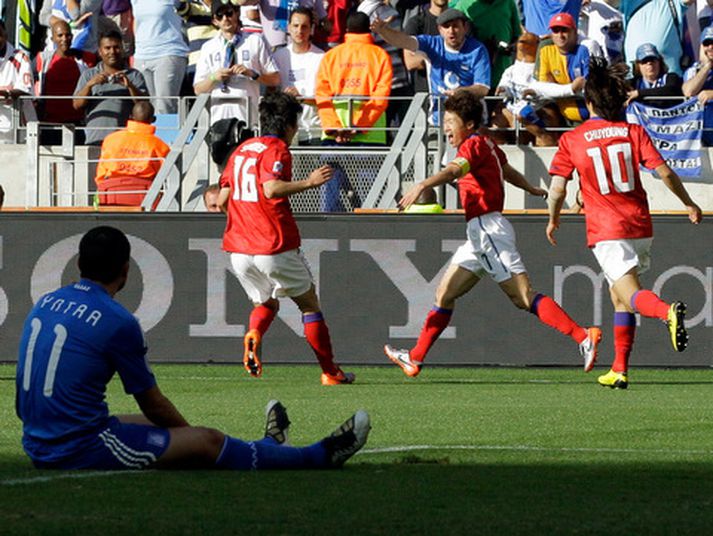 Park Ji-Sung fagnar marki sínu í dag.