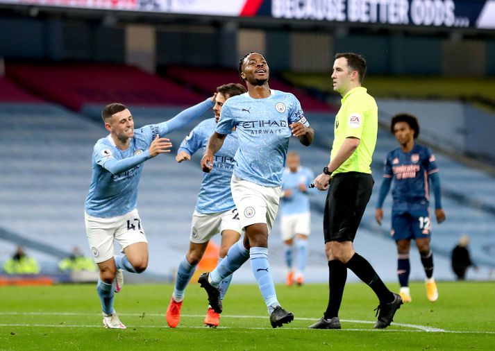 Raheem Sterling fagnar sigurmarki sínu í leiknum.