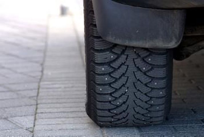 Lögreglan grípur nú ökumenn glóðvolga, þá sem enn aka um á nagladekkjum.
