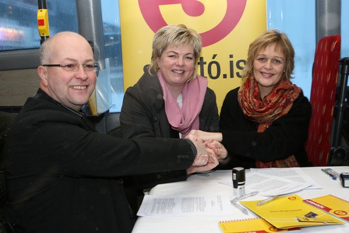 Bæjarstýrurnar Aldís Hafsteinsdóttir, bæjarstjóri Hveragerðisbæjar, og Ragnheiður Hergeirsdóttir bæjarstjóri í Árborg skrifa undir samninginn ásamt Reyni Jónssyni framkvæmdastjóra Strætó.