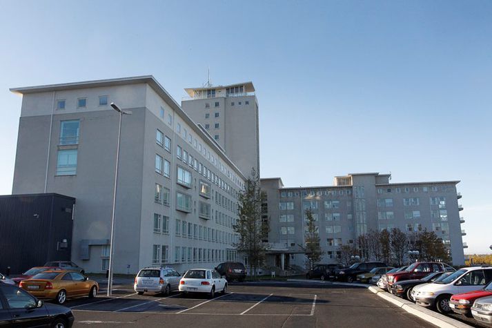 Manninum er haldið sofandi.