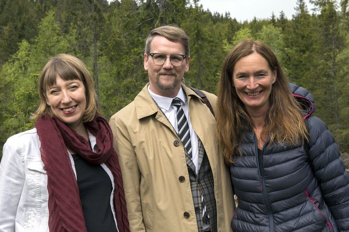 Katie Paterson, Sjón og Anne Beate Hovind í skóginum utan við Osló þar sem bækur Framtíðarbókasafnsins gróa og skáldið afhenti verk sitt til varðveislu.