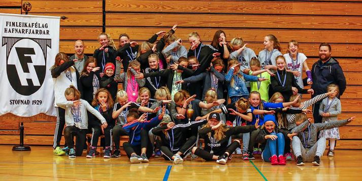 Stelpurnar í 5. flokki FH brugðu á leik við verðlaunaafhendinguna.