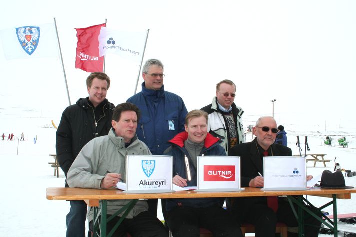 Kristján Þór Júlíusson, bæjarstjóri á
Akureyri, Bjarni Ármannsson, forstjóri Glitnis, og Franz Árnason, forstjóri Norðurorku, undirrita samningana í Hlíðarfjalli í dag.