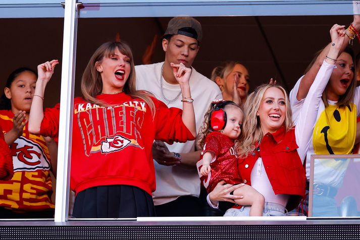 Taylor Swift með Brittany Mahomes í stúkunni en Brittany spilaði fótbolta hér á Íslandi eitt sumarið.