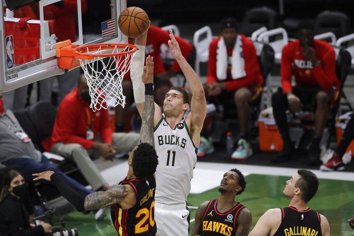 Brook Lopez skorar áðn þess að leikmenn Atlanta Hawks fái nokkuð við ráðið.