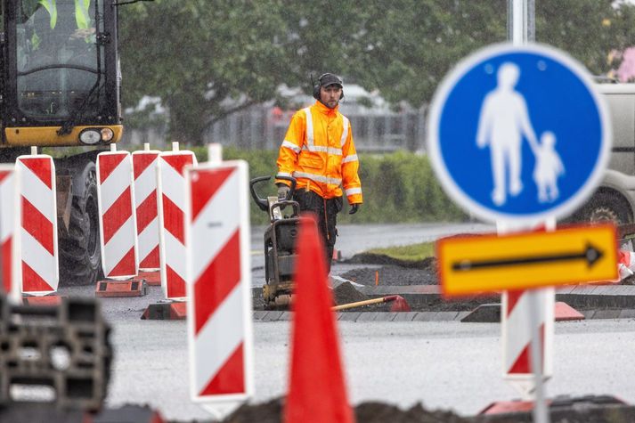 Hiti á landinu verður á bilinu átta til fimmtán stig, svalast á Vestfjörðum.