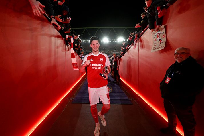 Declan Rice gengur brosandi af velli með styttuna fyrir að vera kjörinn maður leiksins.