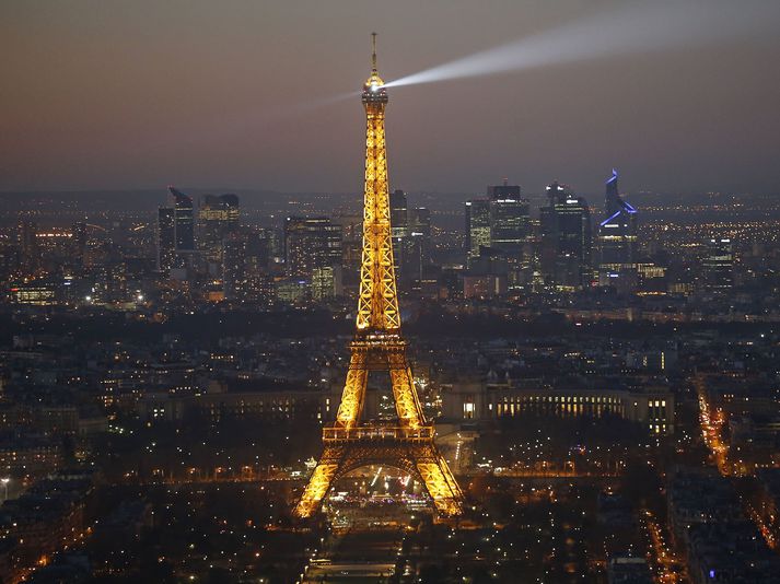 Eiffel-turninn í París hefur verið opnaður á ný eftir lengstu lokun hans síðan í Seinni heimsstyrjöldinni.