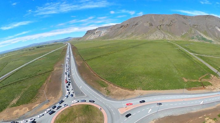 Bílalest var farin að sjást við Selfoss fyrr í dag. 