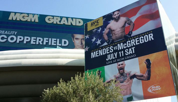 Stórt plakat af Mendes og McGregor er fyrir utan anddyri MGM Grand.