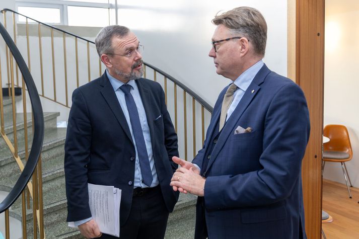 Daði Már Kristófersson, fjármálaráðherra, (t.v.) og Andrés Magnússon, blaðamaður Morgunblaðsins, (t.h.) tóku höndum saman um að blekkja bíleigendur um kílómetragjald í dag. 