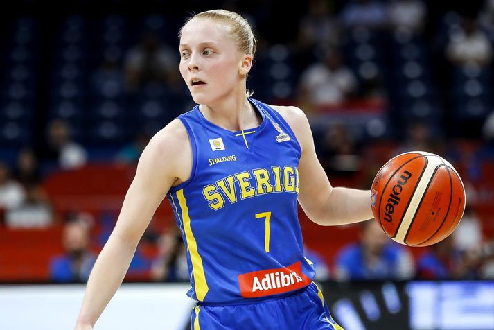 Klara Lundquist í leik með sænska landsliðinu á Eurobasket 2019.