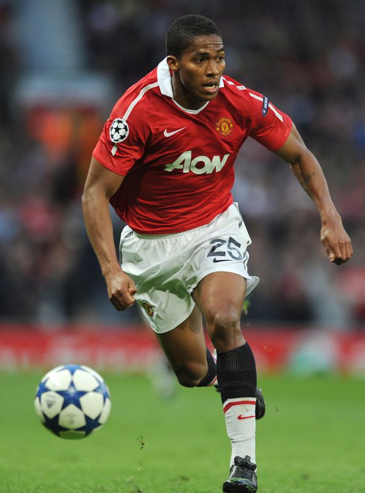 David Gill, stjórnarformaður Manchester United, segir að Antonio Valencia muni skrifa undir langtímasamning í næstu viku.