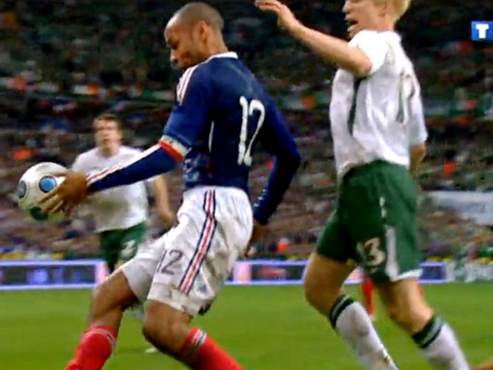 Höndin hans Thierry Henry.
