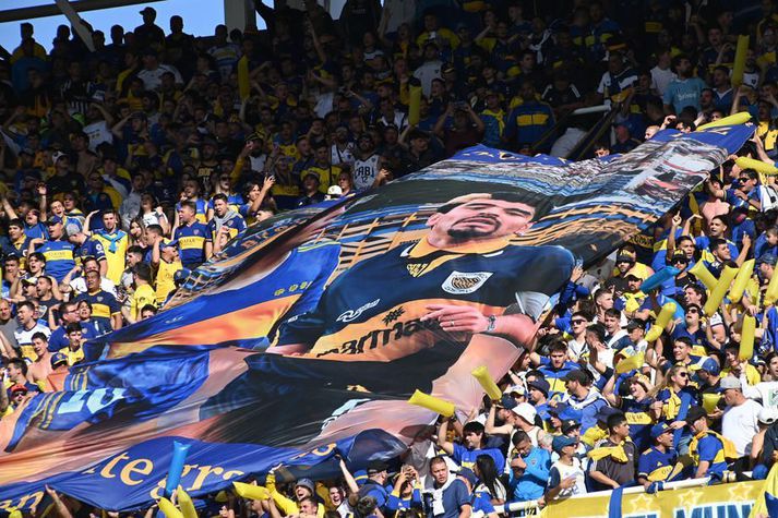 Aðdáendur Boca Juniors með borða með mynd af Diego Maradona. Hann var í guðatölu í Argentínu vegna afreka sinna á knattspyrnuvellinum.