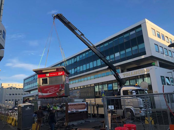 Kranabíll hífði pylsuvagninn yfir Pósthússtrætið snemma í morgun.