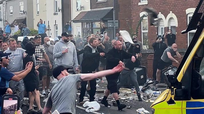 Skríll hægriöfgamanna gerði aðsúg að mosku eftir minningarstund í Southport í gærkvöldi. Þeir létu svo lausamuni rigna yfir lögreglumenn.
