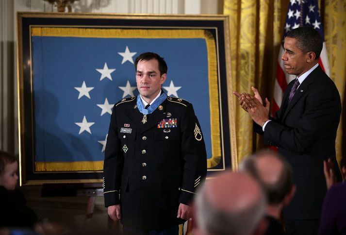 Obama veitir Clinton Romesha heiðursorðu fyrir herþjónustu í Afganistan.