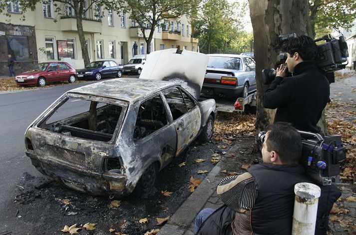 Bílabrennur í Berlín. Skemmdarvargar skeyttu skapi sínu á í það minnsta fimm bifreiðum í hverfinu Moabit í Berlín og í Brussel var svipað uppi á teningnum.
