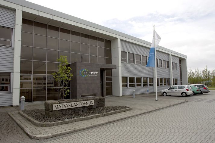 Nú hefur verið lagt hald á allt hráefni og birgðir hjá fyrirtækinu og verður málið kært til lögreglu.