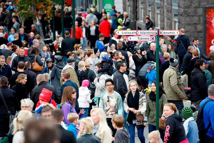 Fjöldi fólks gerir sér ferð í bæinn á Menningarnótt. Í fyrra er talið að um 120 þúsund hafi haldið í miðbæ Reykjavíkur.