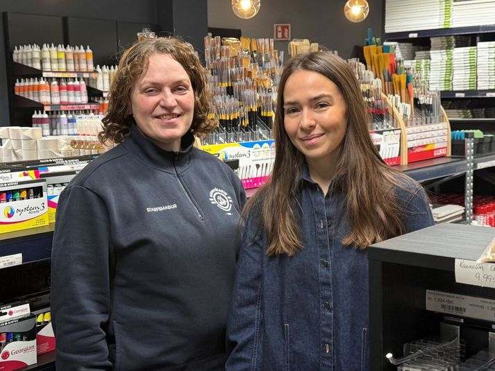 „Það eru ekki bara atvinnulistamenn sem leita til okkar heldur líka nemendur, áhugafólk og kennarar, fólk sem vill vanda valið og fá fjölbreytt úrval,“ segir Anna Bergmann (t.h.), markaðsstjóri Slippfélagsins. Með henni er Sigurbjörg Stefánsdóttir, verslunarstjóri verslunarinnar í Fellsmúla í Reykjavík.