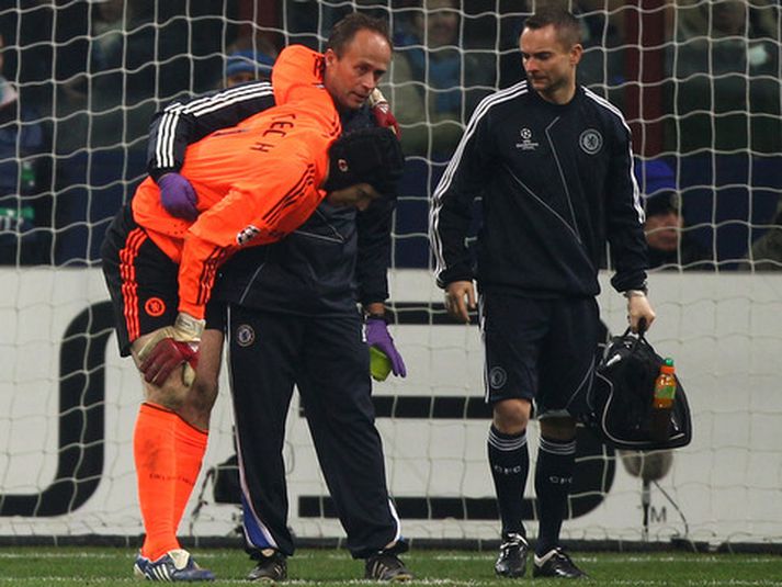 Petr Cech sést hér sárþjáður í leiknum á móti Inter.