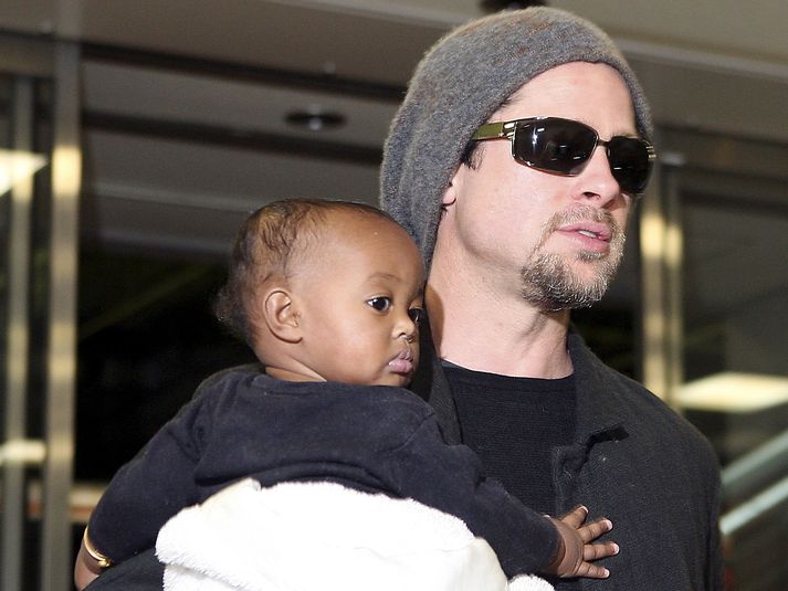 Brad Pitt sést hér halda á Zahöru.