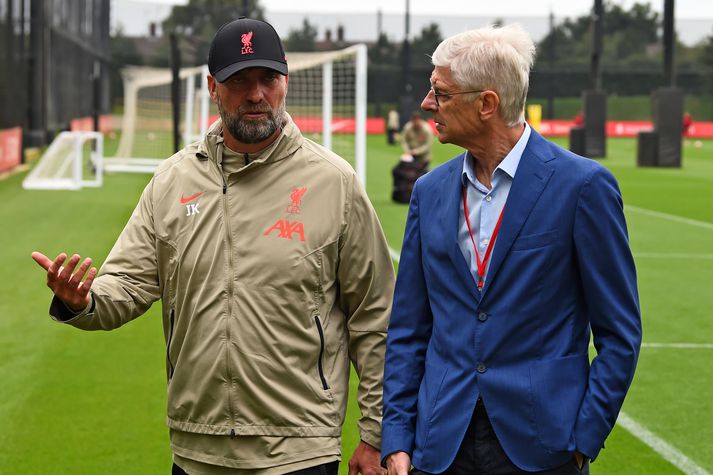 Jürgen Klopp ræðir málin við Arsene Wenger þegar Wenger heimsótti æfingu Liverpool þegar Klopp var enn við stjórnvölinn.