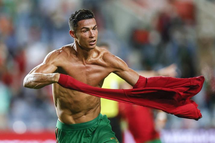 Cristiano Ronaldo er ekki alltaf til í að vera í treyjunni sinni þegar hann spilar fótbolta. Hann fékk gult spjald fyrir að fara úr henni þegar hann fagnaði sigurmarkinu gegn Írum.