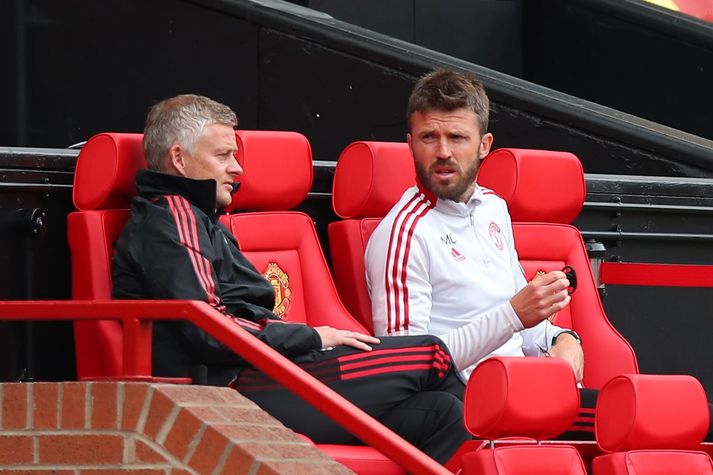 Ole Gunnar Solskjær og Michael Carrick að ræða málin.