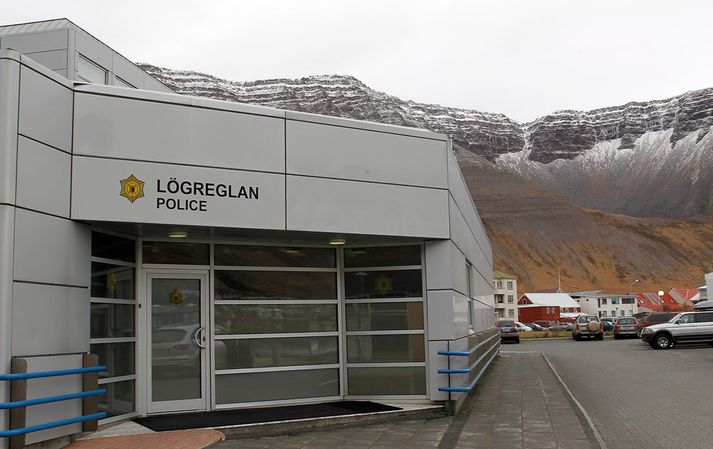 Lögreglan óskar einnig eftir vitnum af óhappi sem varð á föstudag um klukkan 11 um morguninn. Óhappið varð að ljósri eða grárri fólksbifreið var ekið í veg fyrir bifreið sem ekið var suður Skutulsfjarðarbraut.