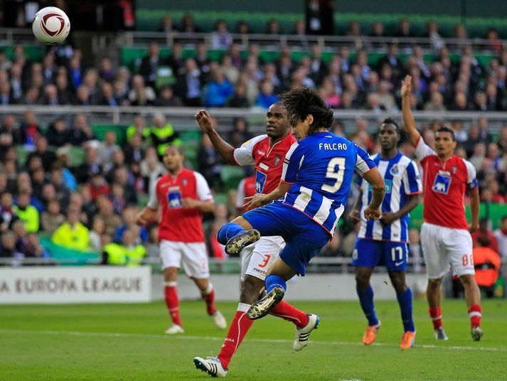 Radamel Falcao skorar hér sigurmark sitt í Evrópudeildinni.