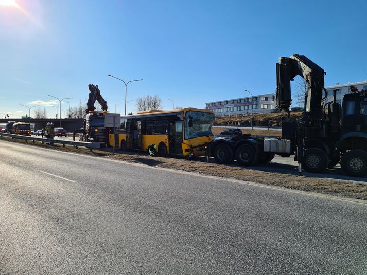 Ljóst er að strætisvagninn hefur orðið fyrir nokkru tjóni. 