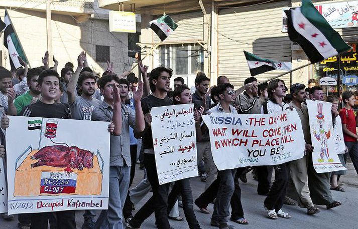 Þessi mynd birtist í gær og er sögð sýna mótmæli í Idlib-héraði í norðurhluta Sýrlands á sunnudag. Mótmælin hafa beinst gegn Rússum, sem eru helstu bandamenn Assads forseta.