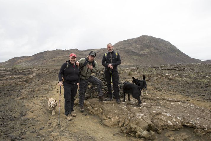 Í upphafi farar. Í baksýn má sjá mikilúðlegan tindinn - Everest Hafnarfjarðar, stolt og yndi. Tíðindamaður Vísis þegar orðinn móður og másandi og gangan varla byrjuð