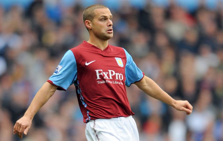 Luke Young í leik með Aston Villa.