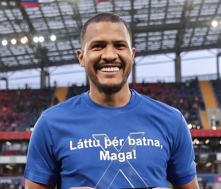 Salomón Rondón, fyrrverandi framherji Newcastle United, hinn kátasti í bol með batakveðju til Harðar Björgvins Magnússonar.