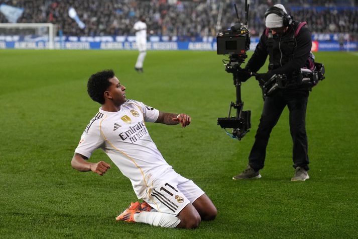 Rodrygo fagnar sigurmarki sínu fyrir Real Madrid í kvöld en myndatökumaðurinn er kominn langt inn á völlinn.